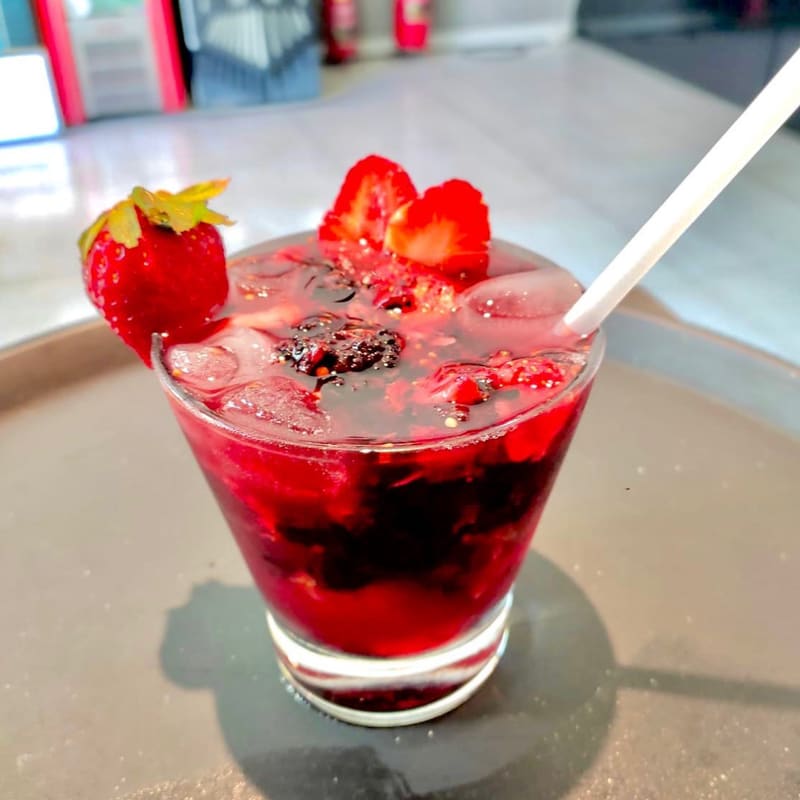 Caipirinha de frutas vermelhas com morango